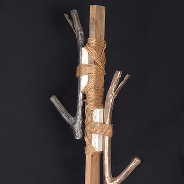 雕塑 of metal branches bound to a wooden stick